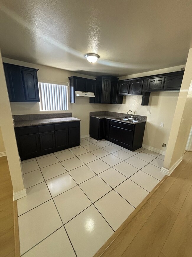 Photo - 828 W 71st St