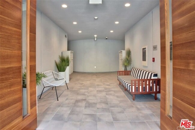 Building Photo - 4240 Laurel Canyon Blvd Unit 402