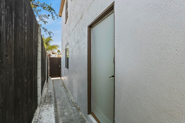 Private entrance - 610 E Fairview Blvd Unit 610