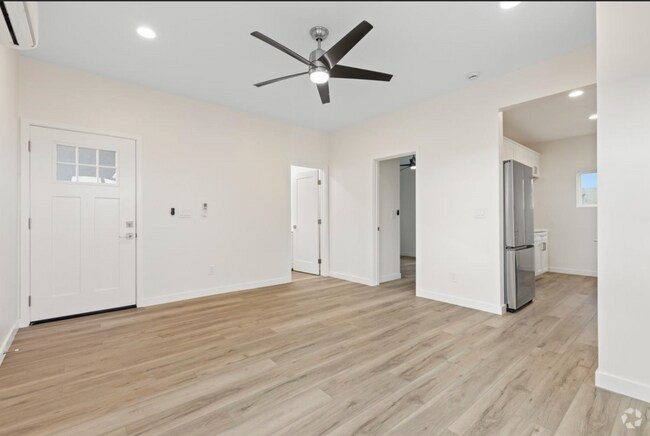 Building Photo - 2715 Columbia St Rental