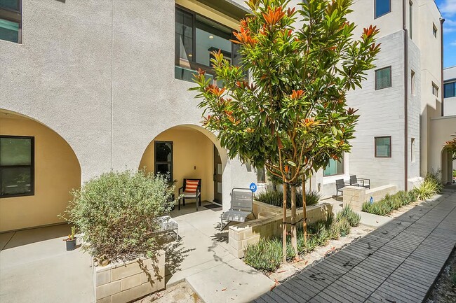 Photo - 2927 Exposition Pl