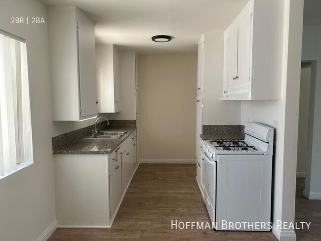 Building Photo - 5130 Yarmouth Ave Unit 32