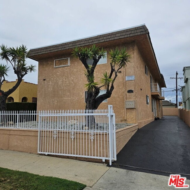 Building Photo - 1211 W 85th St Unit 3