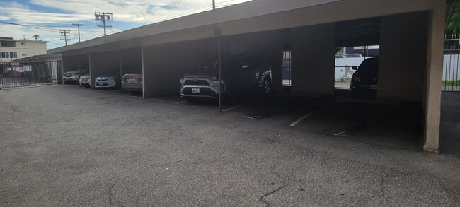 Parking - Tarzana Gardens