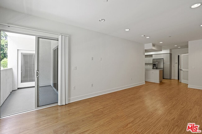 Photo - 1411 Barry Ave Unit 306