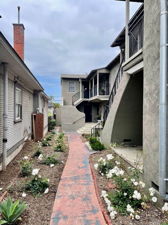 Photo - Bright Upstairs Studio Available NOW Unit 09