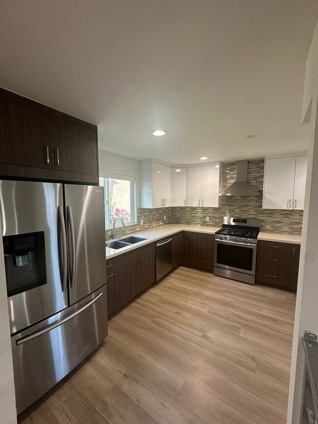 Spacious & Modern Tri-Level Townhome | 3 B... - Spacious & Modern Tri-Level Townhome | 3 B...