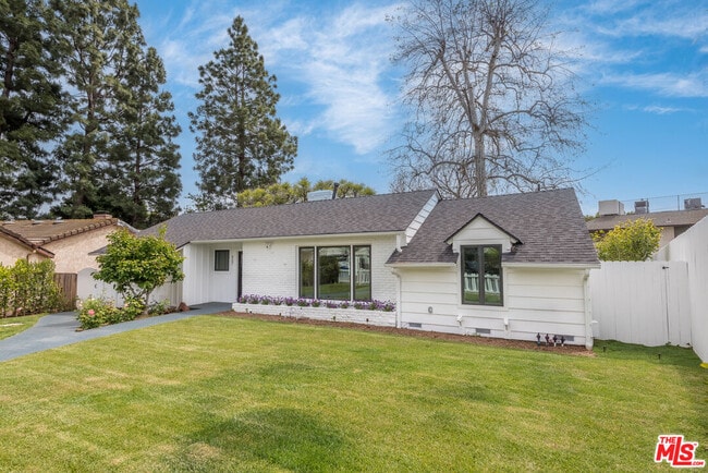 Building Photo - 527 S Bentley Ave