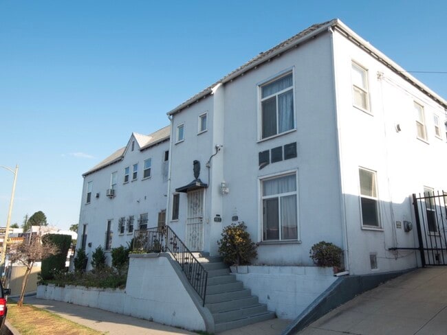 Building Photo - 4915 San Vicente Blvd Unit LARGE UPPER ONE BD DUPLEX