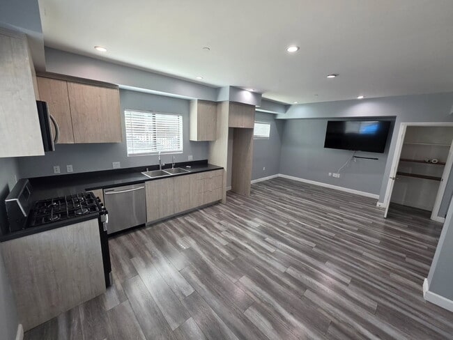 Building Photo - 6824 Ben Ave Unit 1