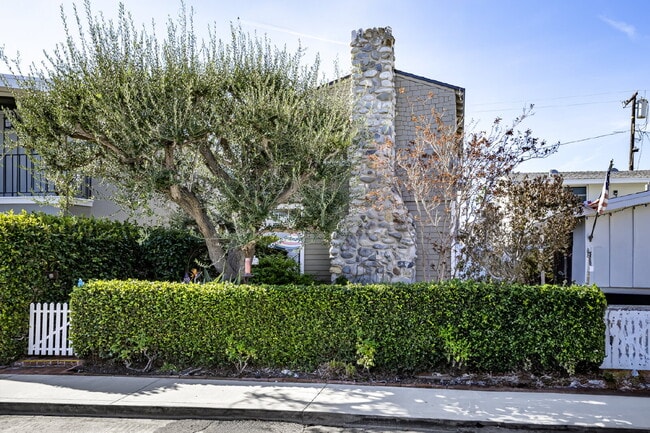 Photo - "Charming 4-Bedroom Classic Cottage & Cozy Fireplace in heart of Balboa