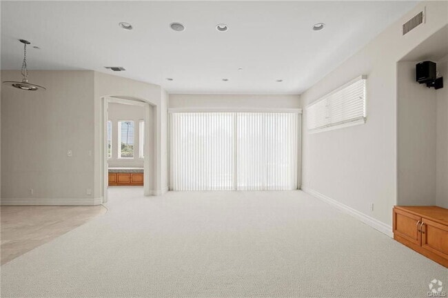 Building Photo - 711 N Paulina Ave Rental