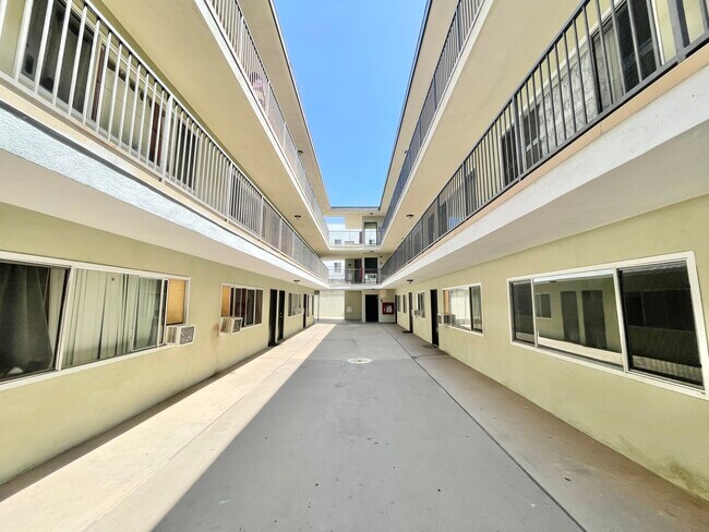 Photo - 916 Carondelet Apartments