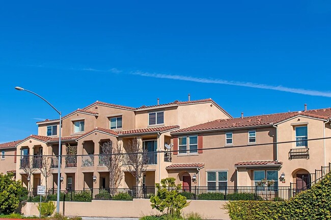 Building Photo - 3 Bed 2.5 Bath plus extra room Townhouse Style Condo / Attached 2 Car Garage