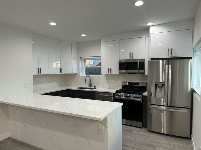 Building Photo - Hillcrest Unit 608 1/2