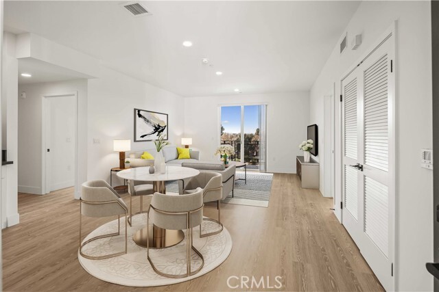 Building Photo - 11714 Archwood St Unit 301