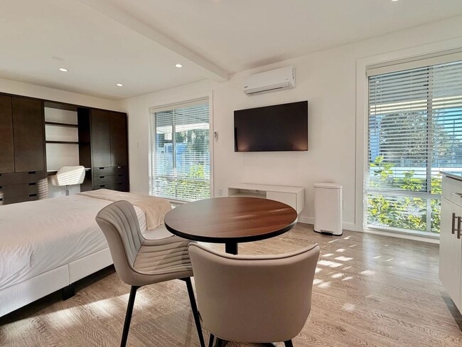Photo - Wilshire Embassy Apartments