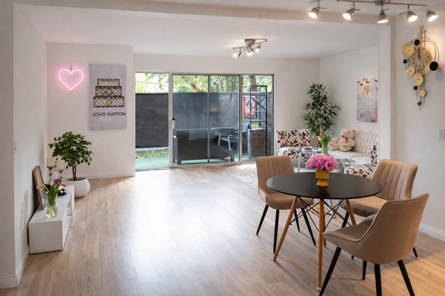 Building Photo - 4401 Kraft Ave Unit 15