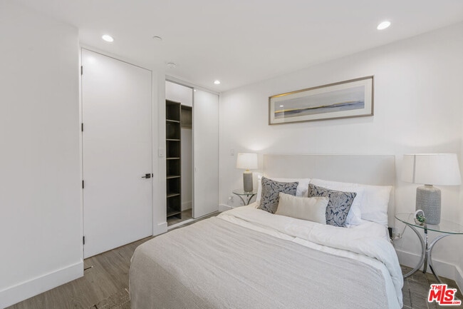 Photo - 18315 Collins St
