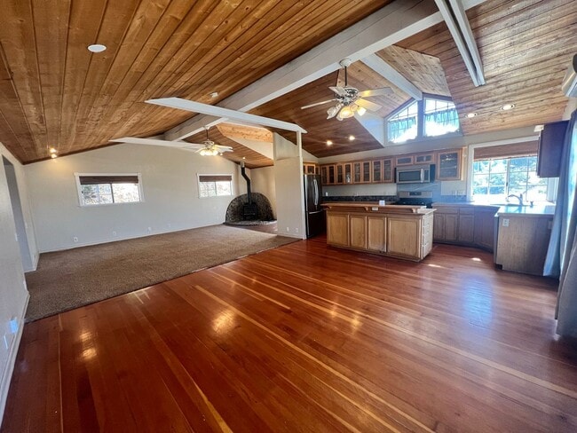 Building Photo - 3BR/3BA 3-Story HOME w/ AMAZING VIEWS LOCA...
