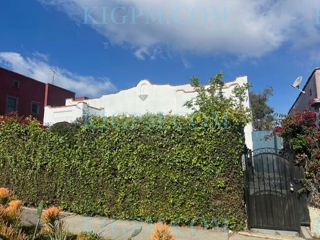 2-Bedroom Duplex in Prime Mid-Wilshire Area! - 2-Bedroom Duplex in Prime Mid-Wilshire Area! Apartment Unit 1