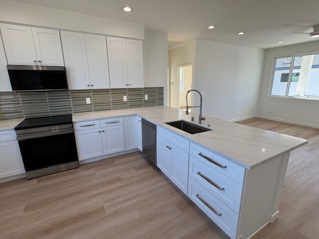 Building Photo - 6170 Briercrest Ave Unit 2