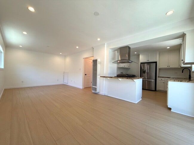 Photo - 2630 S Longwood Ave Apartment Unit 2628
