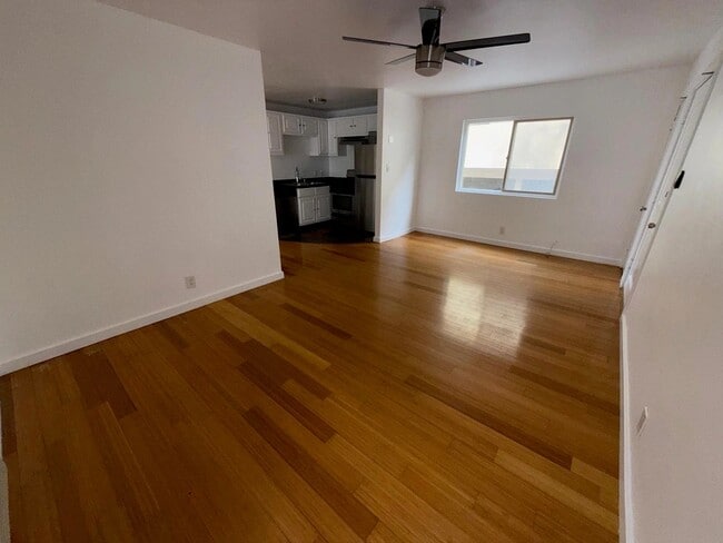 Building Photo - 1915 Grace Ave Unit 8