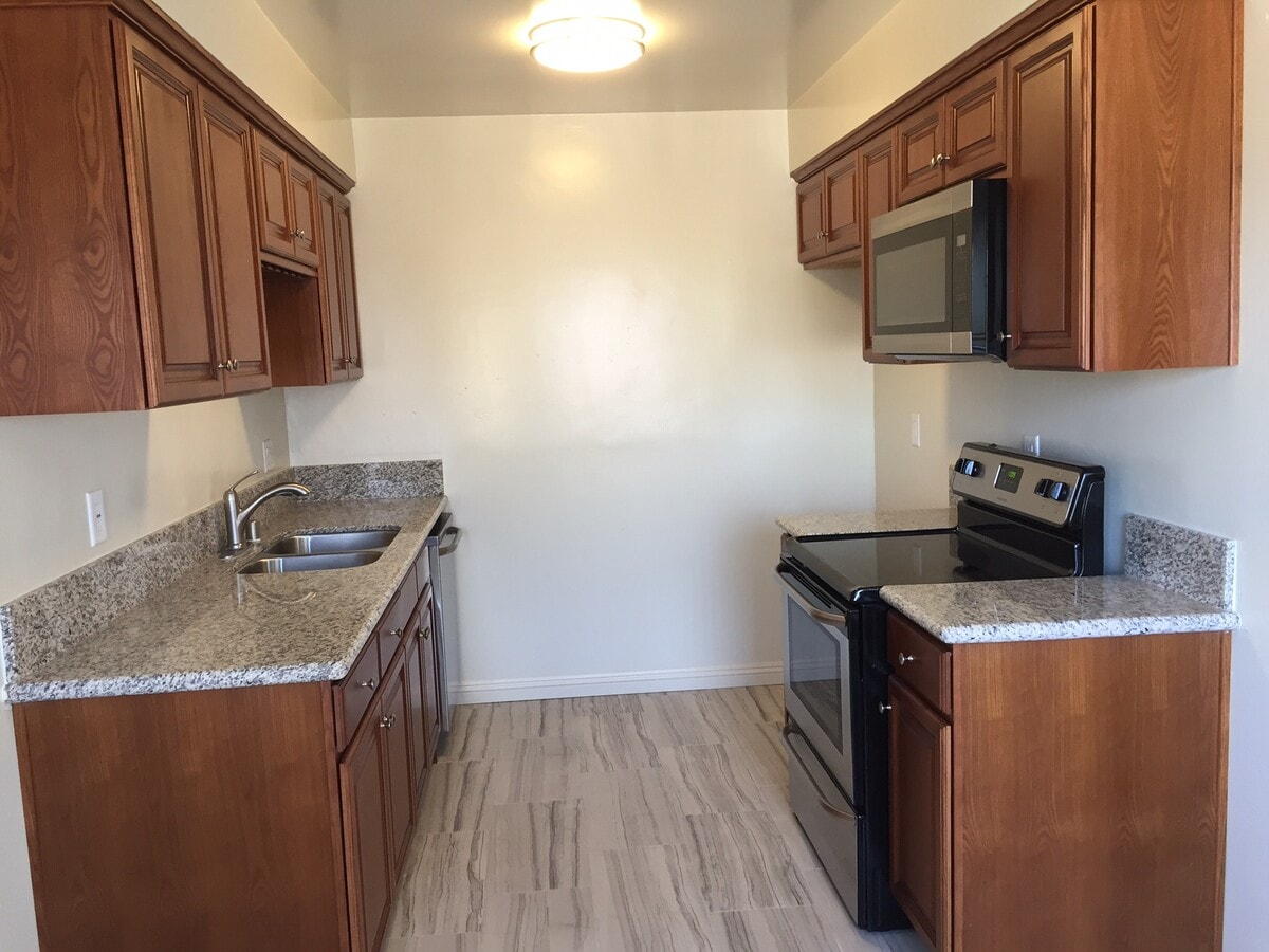 kitchen - 2308 Clark Ln Apartments