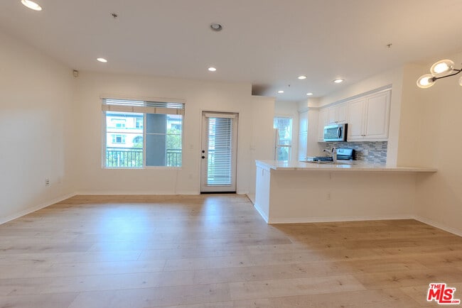 Building Photo - 6020 S Seabluff Dr Unit 302