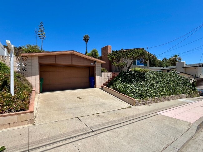 Remodeled 4-Bedroom Home with Bay Views - Remodeled 4-Bedroom Home with Bay Views