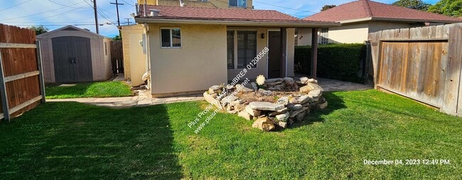 Building Photo - Centrally Located Small Cottage Studio with Private Yard