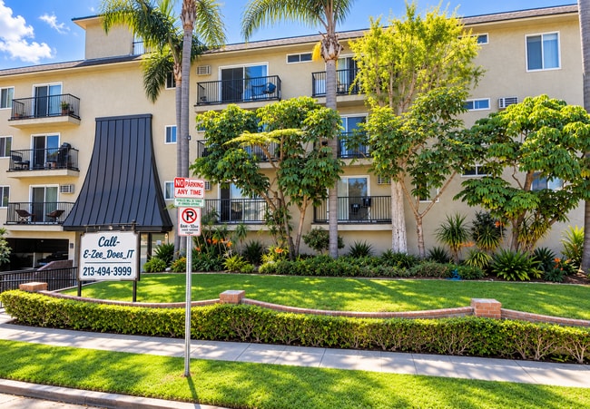Building Photo - 3833 Mentone Ave Unit 3841-2