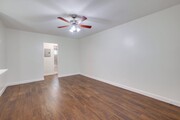 Photo - 633 W Hyde Park Blvd Unit 06