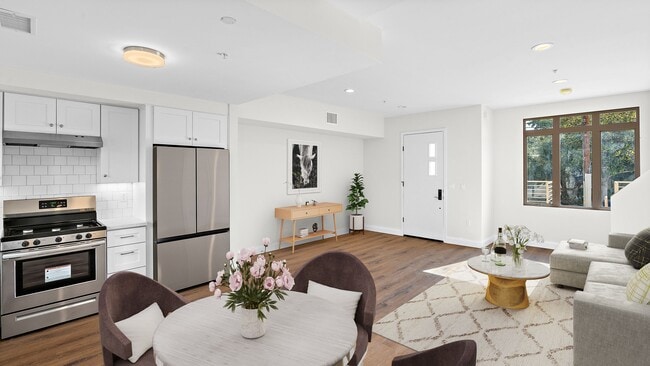 Photo - 2488 Mohawk St