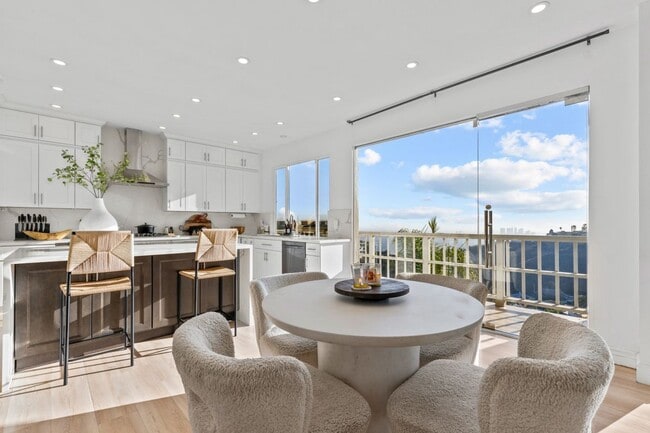 Building Photo - 2019 Sunset Plaza Dr