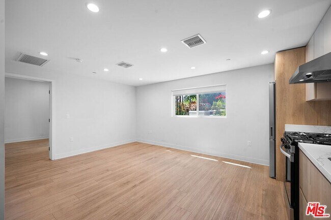 Photo - 1530 S Hayworth Ave Unit 101