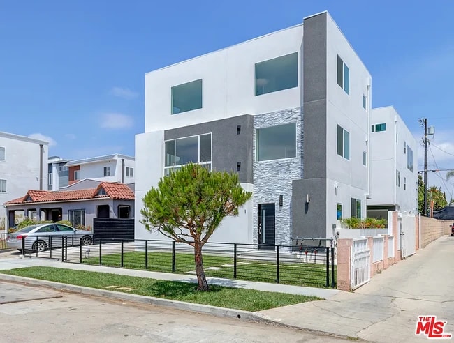 Building Photo - 1856 S Curson Ave Unit 1