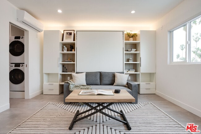 Building Photo - 1313 Ocean Front Walk Unit 10