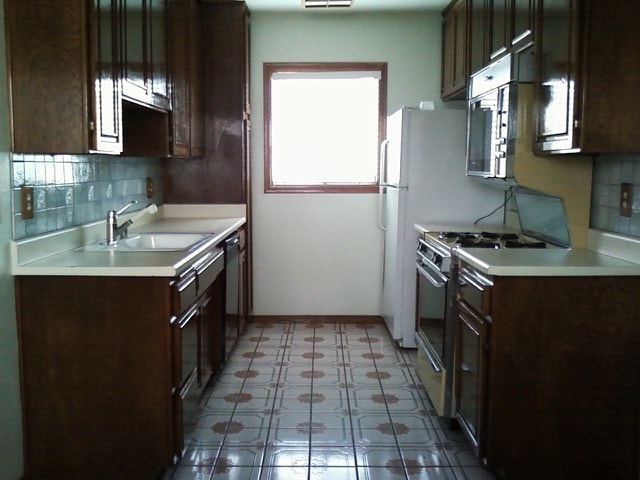 Kitchen - 1827 Greenfield Ave Condo Unit 204