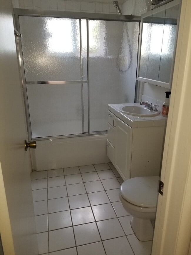 Full Bathroom - 1444 17th St Unit #2