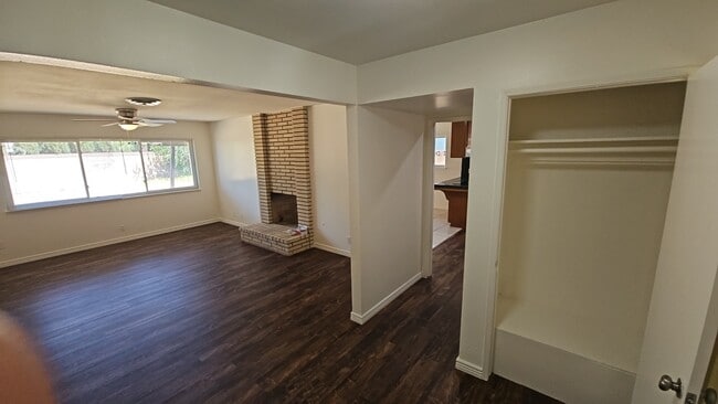 Photo - 44836 Lorimer Ave
