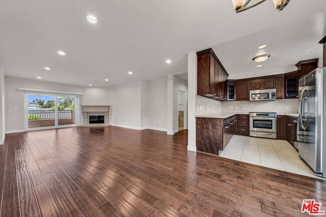 Building Photo - 4376 Ethel Ave Unit 301