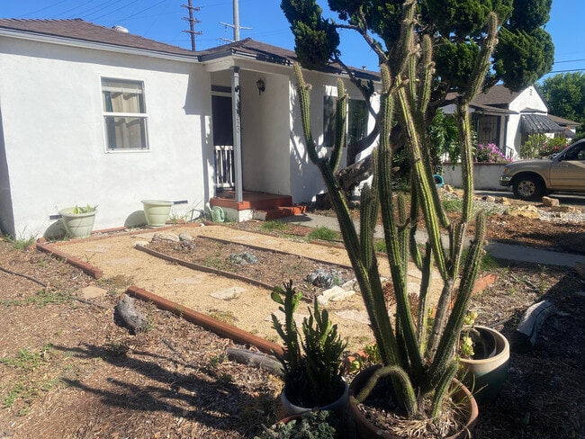 Building Photo - 2220 Gale Ave Unit Room 2