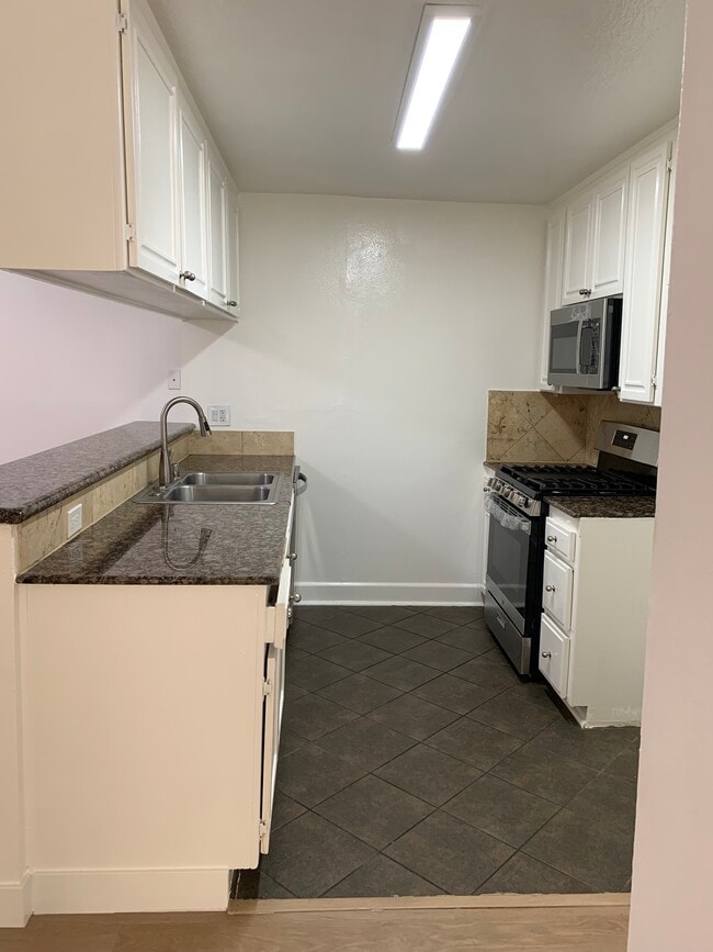 Building Photo - 7045 Woodley Ave Unit 209