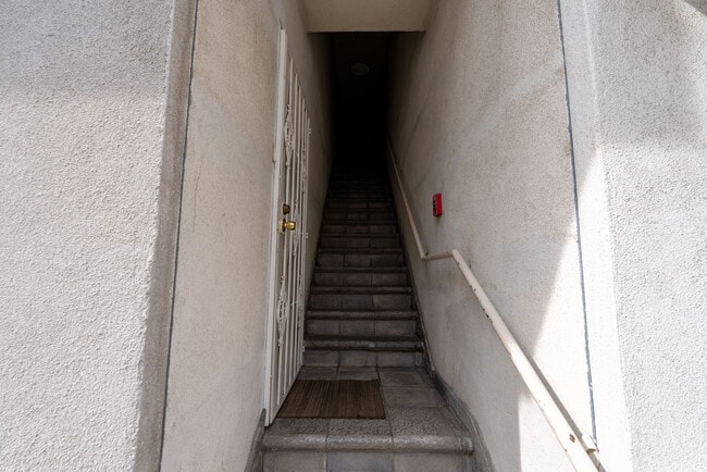 Photo - 1758 N Alexandria Ave Unit 1758.5