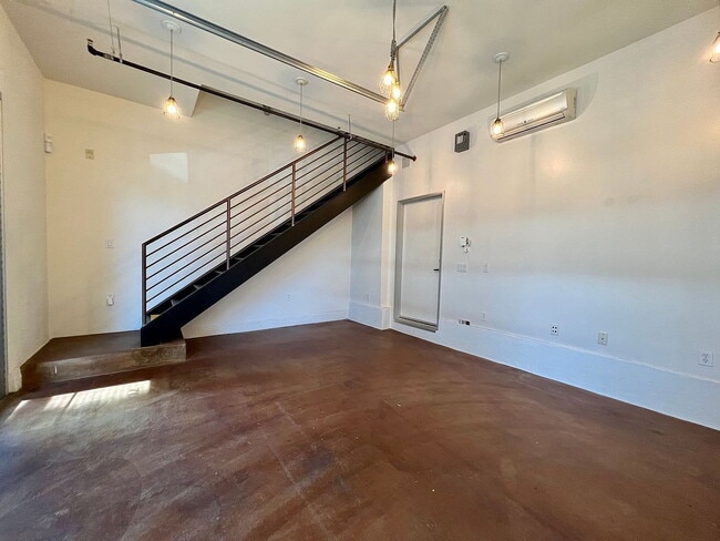 Building Photo - "Charming 1-Bed Sanctuary in Santa Ana with Spacious Interiors & Elegant Granite Touches!"