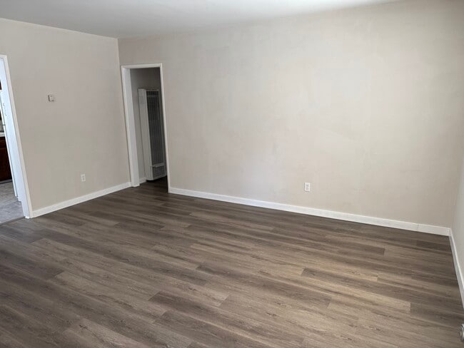 Living Room - 1272 W 22nd St Unit 2
