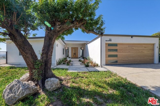 Building Photo - 211 Bellino Dr