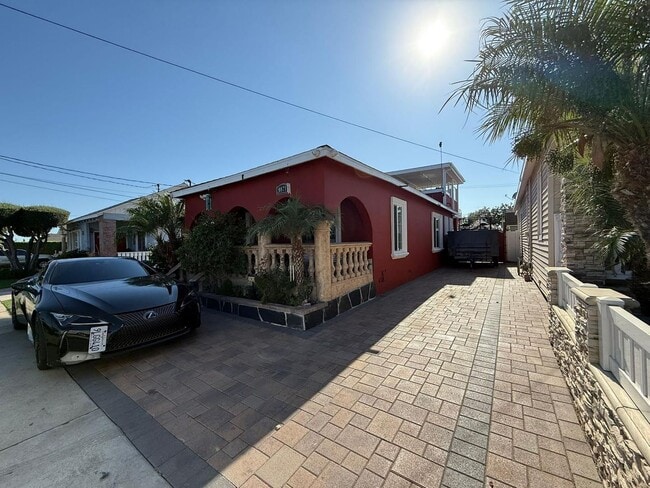 Building Photo - 4 bed 3 bath plus 2 Extra Bonus Rooms with full bathroom in the back yard